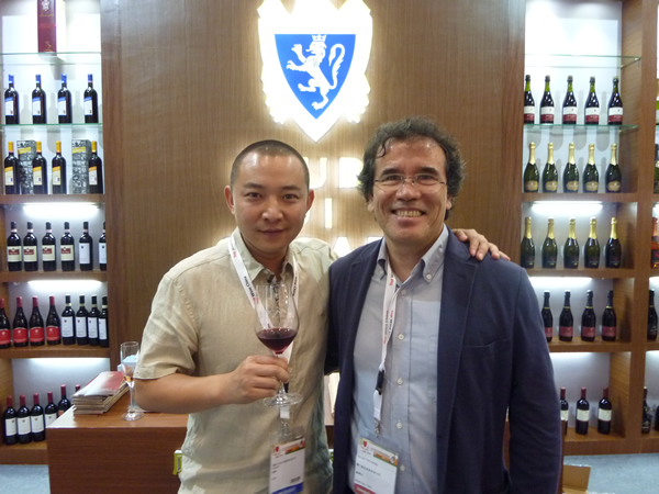 与意大利兰博基尼酒庄庄主合影